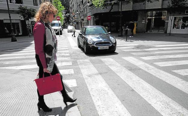 PASOS DE CEBRA AMPLIADOS. En las calles Pizarro y Hernán Cortés se han diseñado pasos de peatones prácticamente en todo el ancho del cruce para facilitar a los viandantes.