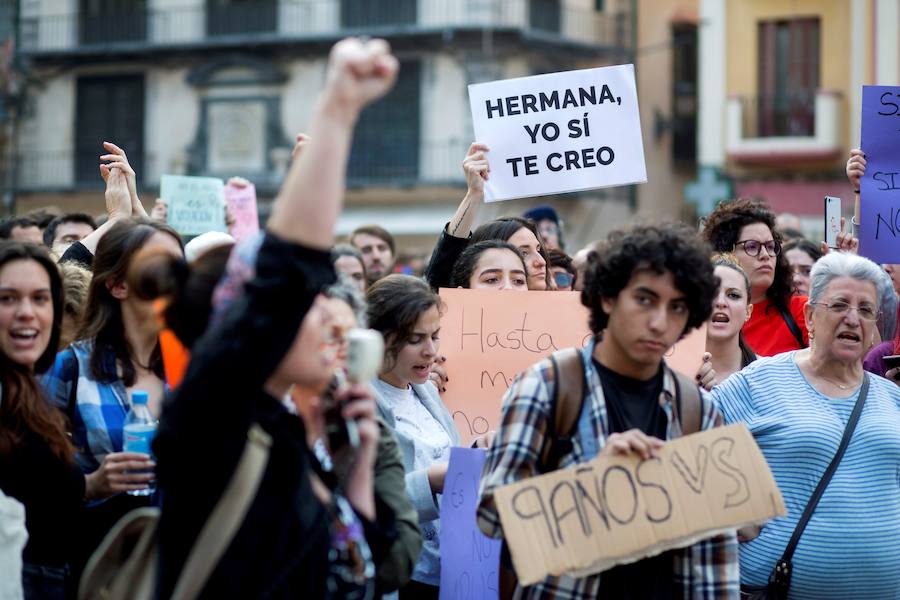 Fotos: Concentración en Valencia contra la sentencia a &#039;La Manada&#039;