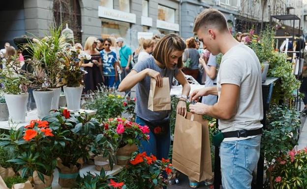 El mercado de flores flotante y otras propuestas de ocio en la Fira de la primavera de la Marina