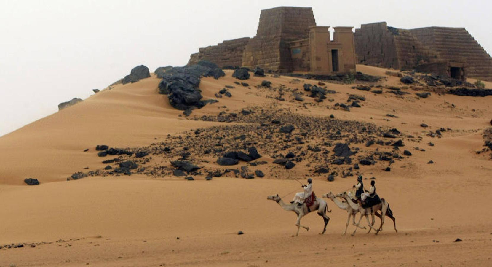 Egipto no es el país con más pirámides. Ese privilegio le corresponde a la cultura Nubia o kushita, verdadero reino de estas construcciones situado en el actual Sudán, que cuenta con más de 250. Solamente en Meroe, capital de esta antigua civilización que convivió con egipcios y romanos, se contabilizan decenas de ellas. En comparación con las egipcias, las pirámides de Sudán -también monumentos funerarios- tienen dimensiones más reducidas, pero no menos belleza o valor histórico. Sudán es un país poco conocido y nada fácil de visitar. Los trámites burocráticos son muchos y el número de turistas escaso. Las pirámides de Meroe fueron declaradas Patrimonio Mundial de la Unesco en 2011. Se trata de un paraíso para arqueólogos y para los viajeros más osados.