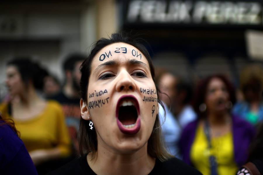 Miles de personas participan esta tarde en las múltiples movilizaciones convocadas en toda España en señal de repulsa a la sentencia dictada hoy contra los cinco integrantes de la Manada