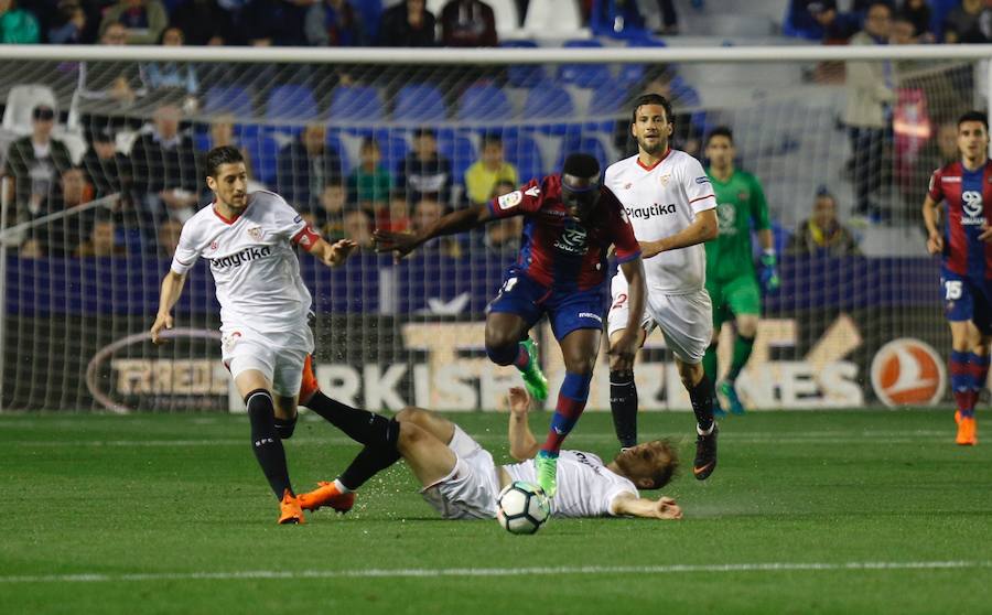 Estas son las mejores imágenes del partido de la jornada 35 de la Liga en el Ciutat de València