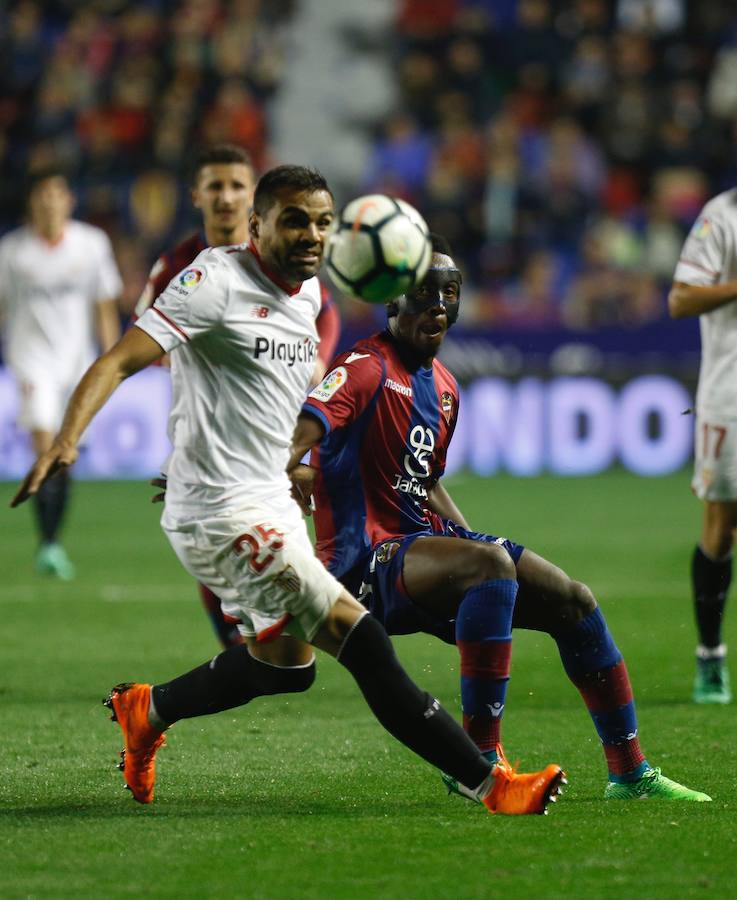 Estas son las mejores imágenes del partido de la jornada 35 de la Liga en el Ciutat de València