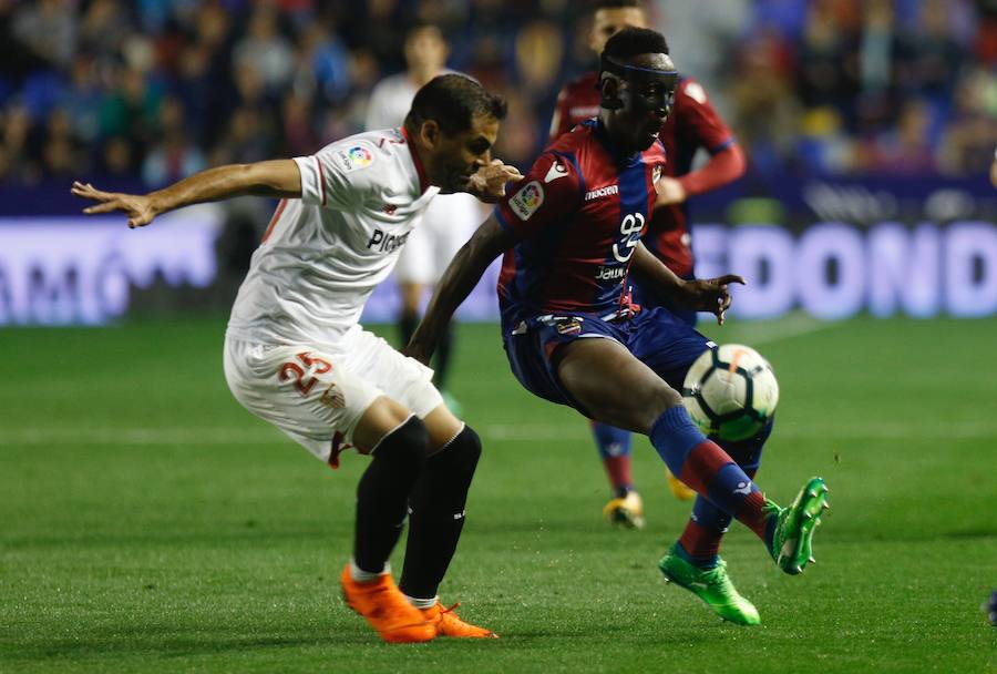 Estas son las mejores imágenes del partido de la jornada 35 de la Liga en el Ciutat de València