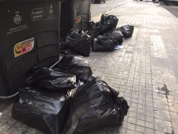 Las bolsas con documentos judiciales que dejaron el miércoles en la calle Antonio Sacramento. 