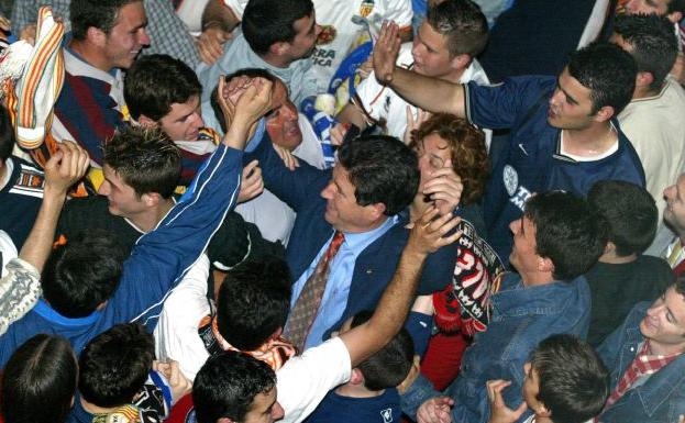 Jaime Ortí junto con aficionados del Valencia en la puerta de Mestalla celebrando la victoria.