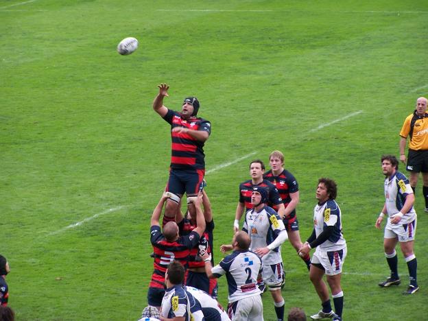 Un line out durante el partido de Orriols en 2010. 