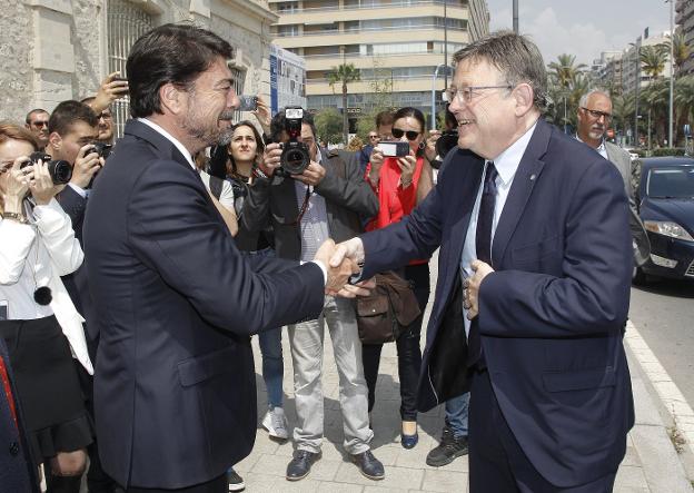 El president de la Generalitat saluda al nuevo alcalde alicantino del Partido Popular, Luis Barcala, ayer en Casa Mediterráneo. 