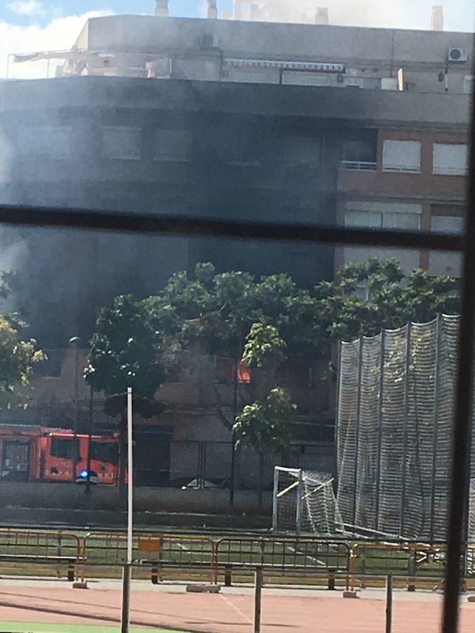 Fotos: Un incendio calcina una vivienda en Albal y obliga a desalojar a los vecinos