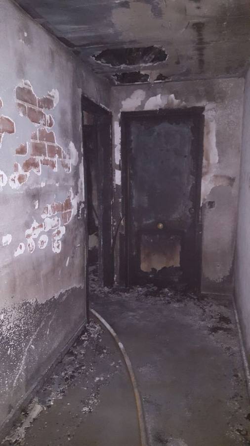 Fotos: Un incendio calcina una vivienda en Albal y obliga a desalojar a los vecinos