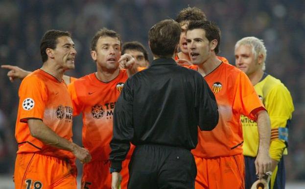 Jugadores protestando en un partido de Champions.