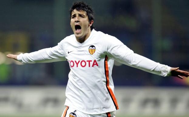 David Villa celebra su gol ante el Inter de Milán en San Siro.