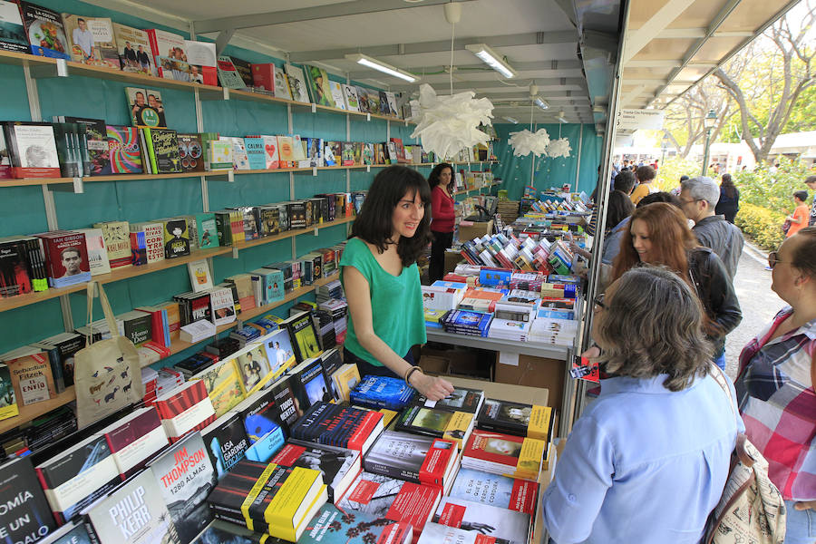 La Fira del Llibre, instalada hasta el próximo domingo en los Jardines de Viveros, vivió ayer su primer llenazo de esta edición, la número 53. Muchas personas se dejaron caer por la cita cultural, que atrajo a escritores como Vicente Molina Foix, Pilar Urbano y Guillermo Carnero. Para el día de hoy, los asistentes a la Fira tienen gran variedad de propuestas como la presentación del libro de Rafael Soler 'El último gin-tonic' o el de Dulcinea 'El día que sientas el latir de las estrellas', así como talleres y actividades para los más pequeños.