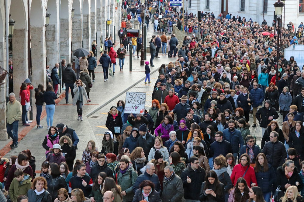 Miles de personas marchan por las calles de Burgos para mostrar su condena unánime ante el asesinato machista de Silvia Plaza