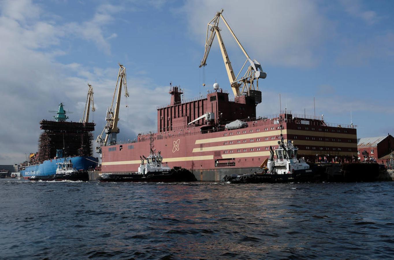 La primera central nuclear flotante del mundo navega en estos momentos por el mar Báltico. Se trata del 'Akademik Lomonosov', de construcción rusa. Un avance técnico sin precedentes para algunos; un Titanic nuclear, un Chernóbil flotante para otros.