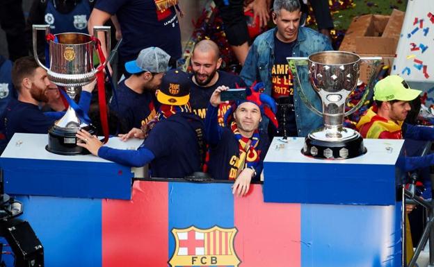 Andrés Iniesta, en el autobús de la celebración del Barça. 