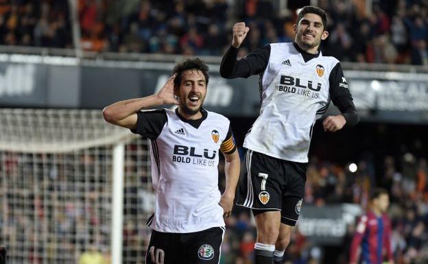 Parejo y Guedes celebran un gol del Valencia ante el Levante UD en Mestalla.