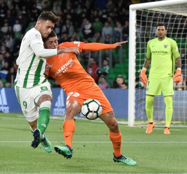 El bético Sanabria pelea con Maxime Lestienne. 