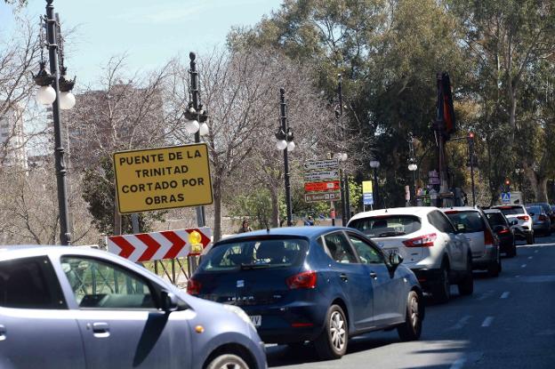 Decenas de coches, atrapados en un atasco en Pintor López, ayer. 