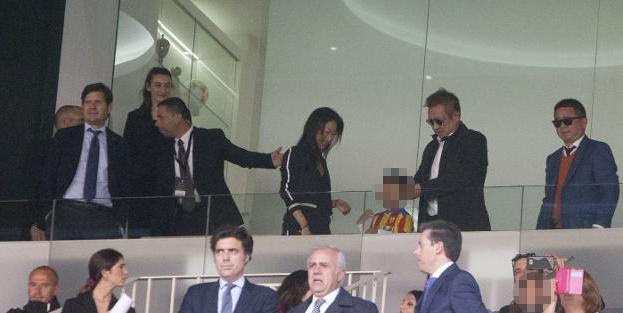 Peter Lim, en su palco con un niño con la camiseta valencianista. 