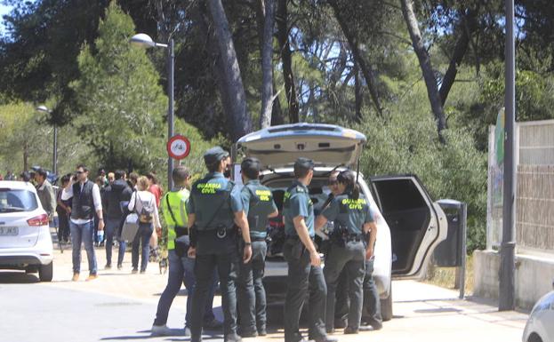 Imagen principal - La Guardia Civil, en el lugar de los hechos y mapa de la primera calle de El Saler, a la salida del pueblo. 