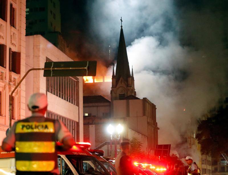 Fotos: Fotos del incendio y derrumbe de un edificio de 24 plantas en Sao Paulo (Brasil)
