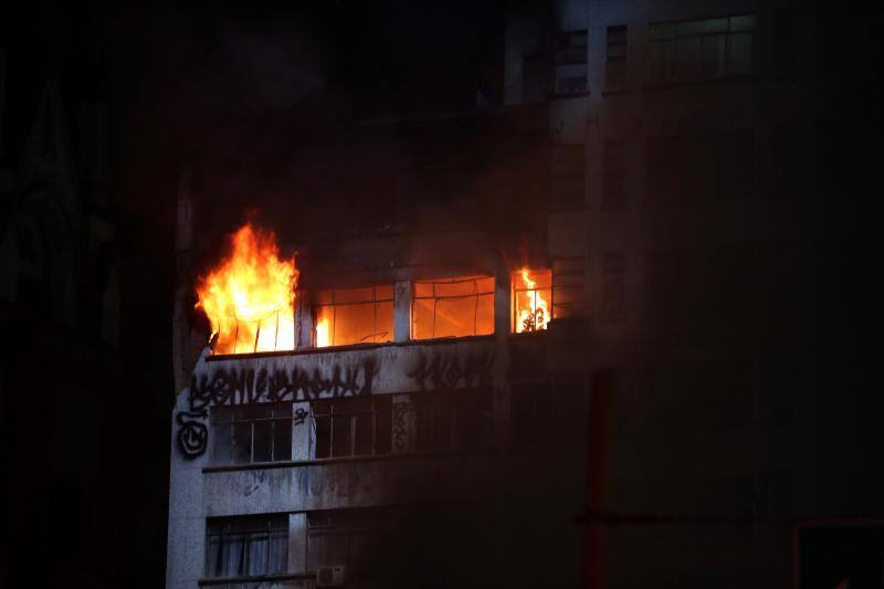 Fotos: Fotos del incendio y derrumbe de un edificio de 24 plantas en Sao Paulo (Brasil)