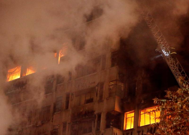 Fotos: Fotos del incendio y derrumbe de un edificio de 24 plantas en Sao Paulo (Brasil)