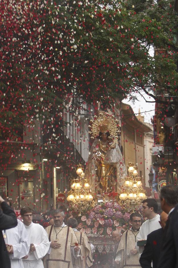 La imagen de la Virgen de los Desamparados, durante la procesión. 