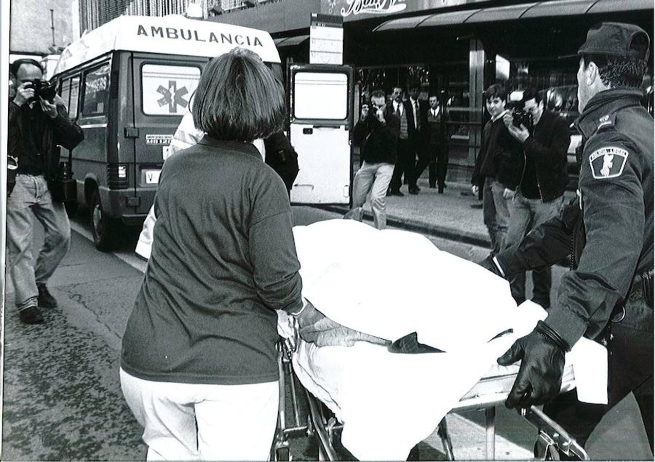 16 de diciembre de 1995 | La explosión de una bomba colocada en los lavabos de la cafetería de unos grandes almacenes de Valencia mata a Josefina Corresa.