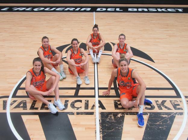 Leles Muñoz, Esther Díaz, Begoña Pallardó, Virginia Sáez, Rebeca Cotano e Irene Garí, en el parquet de L'Alqueria. 