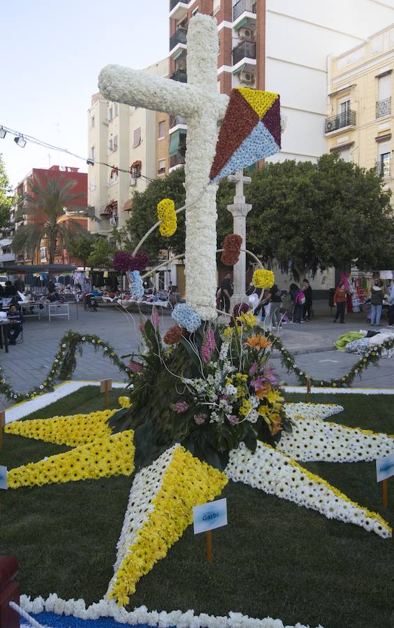 La cruz floral recostada que la Junta de Fiestas de Nuestra Señora de los Desamparados de Patraix ha creado para el concurso de Lo Rat Penat ha logrado el primer premio de la máxima categoría por el riesgo y la innovación de esta composición coordinada por el florista Cesáreo García . La entidad recibirá un diploma y 500 euros de premio. El segundo premio, con diploma y 250 euros, ha recaído en la falla Plaza de la Creu del Canyamelar-Los Ángeles, con la moderna cruz rodeada de una cometa y de la rosa de los vientos, coordinada por Sandra Serra y con un destacado número de falleros participantes. En tercer lugar ha quedado la falla Maestro Gozalbo-Conde Altea, que recibirá diploma y 125 euros. En la modalidad B, el primer premio, con diploma y 200 euros, ha sido el conjunto creado por la Associació Festes en honor al Santísisim Crist de Nazaret. En segundo puesto ha quedado la falla Luis Lamarca-Velázquez y en tercero, ha ido a parar a la falla Archiduque Carlos-Chiva.