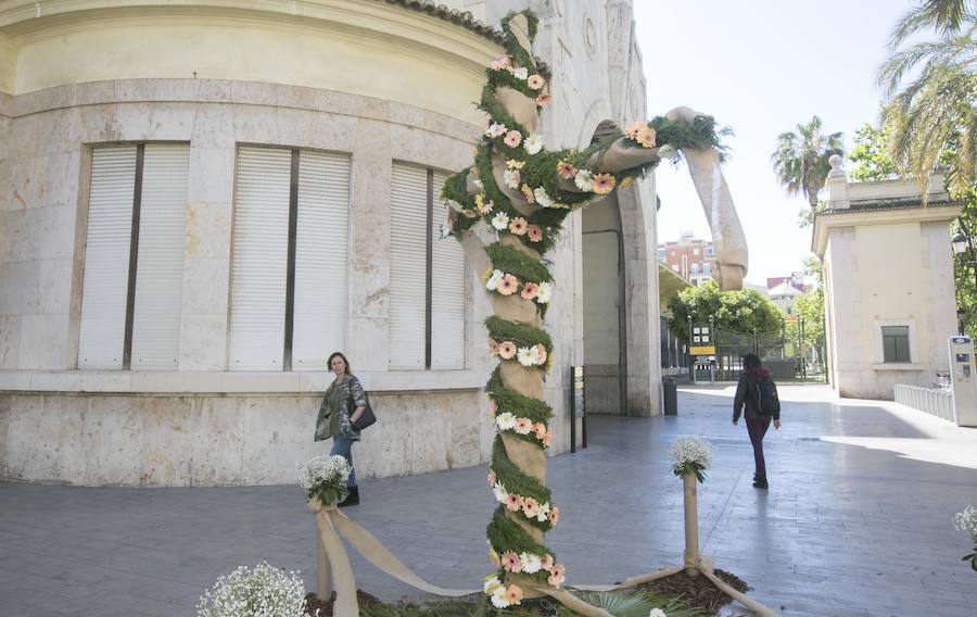 La cruz floral recostada que la Junta de Fiestas de Nuestra Señora de los Desamparados de Patraix ha creado para el concurso de Lo Rat Penat ha logrado el primer premio de la máxima categoría por el riesgo y la innovación de esta composición coordinada por el florista Cesáreo García . La entidad recibirá un diploma y 500 euros de premio. El segundo premio, con diploma y 250 euros, ha recaído en la falla Plaza de la Creu del Canyamelar-Los Ángeles, con la moderna cruz rodeada de una cometa y de la rosa de los vientos, coordinada por Sandra Serra y con un destacado número de falleros participantes. En tercer lugar ha quedado la falla Maestro Gozalbo-Conde Altea, que recibirá diploma y 125 euros. En la modalidad B, el primer premio, con diploma y 200 euros, ha sido el conjunto creado por la Associació Festes en honor al Santísisim Crist de Nazaret. En segundo puesto ha quedado la falla Luis Lamarca-Velázquez y en tercero, ha ido a parar a la falla Archiduque Carlos-Chiva.