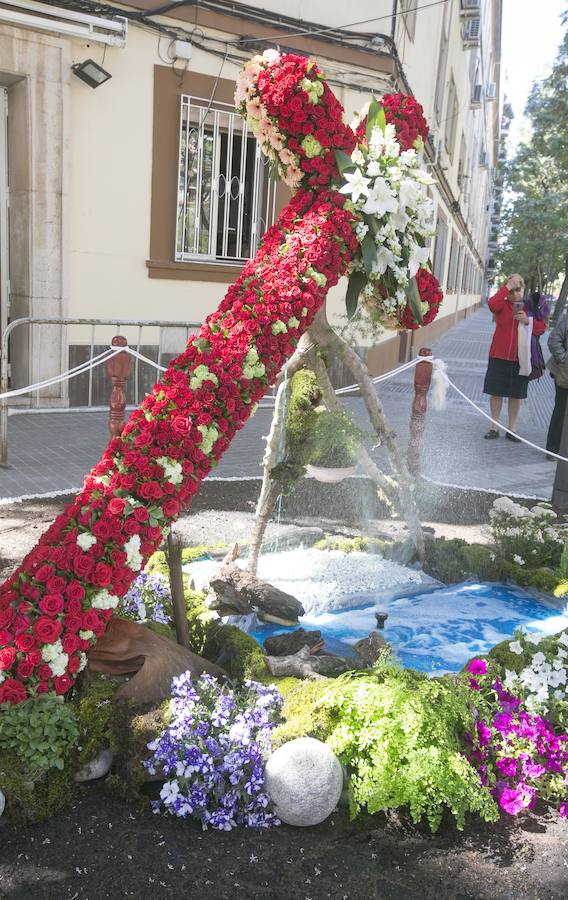 La cruz floral recostada que la Junta de Fiestas de Nuestra Señora de los Desamparados de Patraix ha creado para el concurso de Lo Rat Penat ha logrado el primer premio de la máxima categoría por el riesgo y la innovación de esta composición coordinada por el florista Cesáreo García . La entidad recibirá un diploma y 500 euros de premio. El segundo premio, con diploma y 250 euros, ha recaído en la falla Plaza de la Creu del Canyamelar-Los Ángeles, con la moderna cruz rodeada de una cometa y de la rosa de los vientos, coordinada por Sandra Serra y con un destacado número de falleros participantes. En tercer lugar ha quedado la falla Maestro Gozalbo-Conde Altea, que recibirá diploma y 125 euros. En la modalidad B, el primer premio, con diploma y 200 euros, ha sido el conjunto creado por la Associació Festes en honor al Santísisim Crist de Nazaret. En segundo puesto ha quedado la falla Luis Lamarca-Velázquez y en tercero, ha ido a parar a la falla Archiduque Carlos-Chiva.