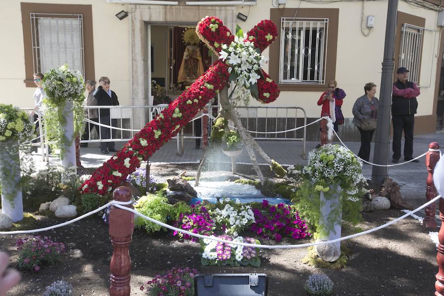 La cruz floral recostada que la Junta de Fiestas de Nuestra Señora de los Desamparados de Patraix ha creado para el concurso de Lo Rat Penat ha logrado el primer premio de la máxima categoría por el riesgo y la innovación de esta composición coordinada por el florista Cesáreo García . La entidad recibirá un diploma y 500 euros de premio. El segundo premio, con diploma y 250 euros, ha recaído en la falla Plaza de la Creu del Canyamelar-Los Ángeles, con la moderna cruz rodeada de una cometa y de la rosa de los vientos, coordinada por Sandra Serra y con un destacado número de falleros participantes. En tercer lugar ha quedado la falla Maestro Gozalbo-Conde Altea, que recibirá diploma y 125 euros. En la modalidad B, el primer premio, con diploma y 200 euros, ha sido el conjunto creado por la Associació Festes en honor al Santísisim Crist de Nazaret. En segundo puesto ha quedado la falla Luis Lamarca-Velázquez y en tercero, ha ido a parar a la falla Archiduque Carlos-Chiva.