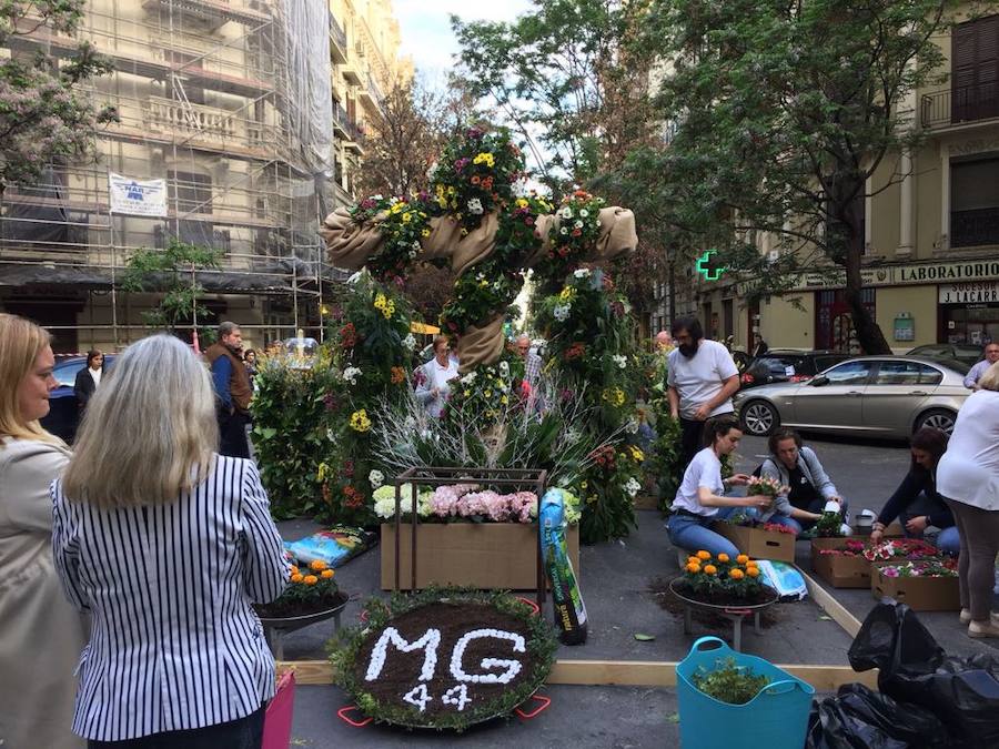 La cruz floral recostada que la Junta de Fiestas de Nuestra Señora de los Desamparados de Patraix ha creado para el concurso de Lo Rat Penat ha logrado el primer premio de la máxima categoría por el riesgo y la innovación de esta composición coordinada por el florista Cesáreo García . La entidad recibirá un diploma y 500 euros de premio. El segundo premio, con diploma y 250 euros, ha recaído en la falla Plaza de la Creu del Canyamelar-Los Ángeles, con la moderna cruz rodeada de una cometa y de la rosa de los vientos, coordinada por Sandra Serra y con un destacado número de falleros participantes. En tercer lugar ha quedado la falla Maestro Gozalbo-Conde Altea, que recibirá diploma y 125 euros. En la modalidad B, el primer premio, con diploma y 200 euros, ha sido el conjunto creado por la Associació Festes en honor al Santísisim Crist de Nazaret. En segundo puesto ha quedado la falla Luis Lamarca-Velázquez y en tercero, ha ido a parar a la falla Archiduque Carlos-Chiva.