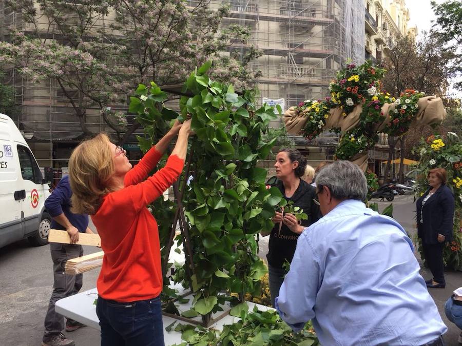 La cruz floral recostada que la Junta de Fiestas de Nuestra Señora de los Desamparados de Patraix ha creado para el concurso de Lo Rat Penat ha logrado el primer premio de la máxima categoría por el riesgo y la innovación de esta composición coordinada por el florista Cesáreo García . La entidad recibirá un diploma y 500 euros de premio. El segundo premio, con diploma y 250 euros, ha recaído en la falla Plaza de la Creu del Canyamelar-Los Ángeles, con la moderna cruz rodeada de una cometa y de la rosa de los vientos, coordinada por Sandra Serra y con un destacado número de falleros participantes. En tercer lugar ha quedado la falla Maestro Gozalbo-Conde Altea, que recibirá diploma y 125 euros. En la modalidad B, el primer premio, con diploma y 200 euros, ha sido el conjunto creado por la Associació Festes en honor al Santísisim Crist de Nazaret. En segundo puesto ha quedado la falla Luis Lamarca-Velázquez y en tercero, ha ido a parar a la falla Archiduque Carlos-Chiva.