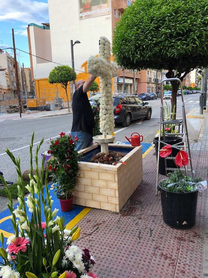 La cruz floral recostada que la Junta de Fiestas de Nuestra Señora de los Desamparados de Patraix ha creado para el concurso de Lo Rat Penat ha logrado el primer premio de la máxima categoría por el riesgo y la innovación de esta composición coordinada por el florista Cesáreo García . La entidad recibirá un diploma y 500 euros de premio. El segundo premio, con diploma y 250 euros, ha recaído en la falla Plaza de la Creu del Canyamelar-Los Ángeles, con la moderna cruz rodeada de una cometa y de la rosa de los vientos, coordinada por Sandra Serra y con un destacado número de falleros participantes. En tercer lugar ha quedado la falla Maestro Gozalbo-Conde Altea, que recibirá diploma y 125 euros. En la modalidad B, el primer premio, con diploma y 200 euros, ha sido el conjunto creado por la Associació Festes en honor al Santísisim Crist de Nazaret. En segundo puesto ha quedado la falla Luis Lamarca-Velázquez y en tercero, ha ido a parar a la falla Archiduque Carlos-Chiva.