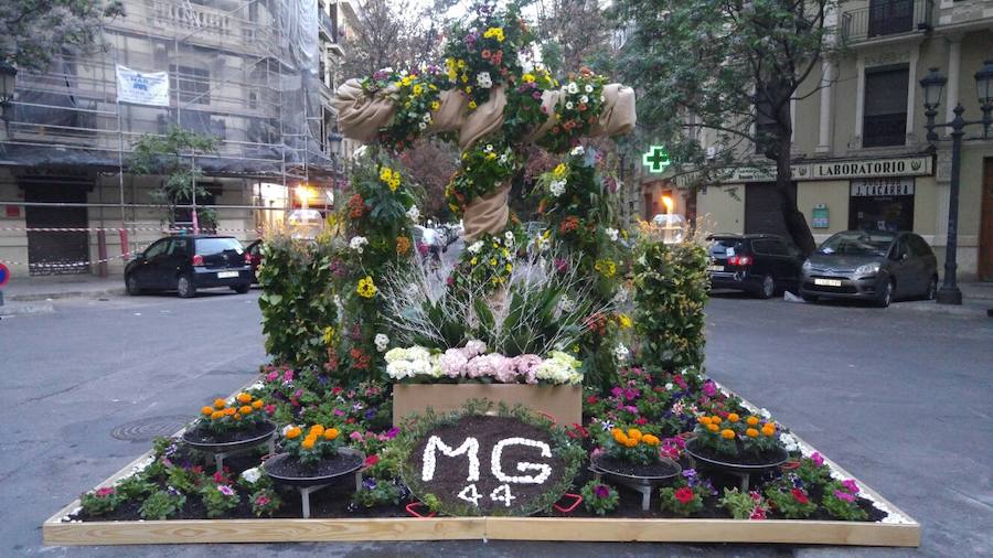 La cruz floral recostada que la Junta de Fiestas de Nuestra Señora de los Desamparados de Patraix ha creado para el concurso de Lo Rat Penat ha logrado el primer premio de la máxima categoría por el riesgo y la innovación de esta composición coordinada por el florista Cesáreo García . La entidad recibirá un diploma y 500 euros de premio. El segundo premio, con diploma y 250 euros, ha recaído en la falla Plaza de la Creu del Canyamelar-Los Ángeles, con la moderna cruz rodeada de una cometa y de la rosa de los vientos, coordinada por Sandra Serra y con un destacado número de falleros participantes. En tercer lugar ha quedado la falla Maestro Gozalbo-Conde Altea, que recibirá diploma y 125 euros. En la modalidad B, el primer premio, con diploma y 200 euros, ha sido el conjunto creado por la Associació Festes en honor al Santísisim Crist de Nazaret. En segundo puesto ha quedado la falla Luis Lamarca-Velázquez y en tercero, ha ido a parar a la falla Archiduque Carlos-Chiva.