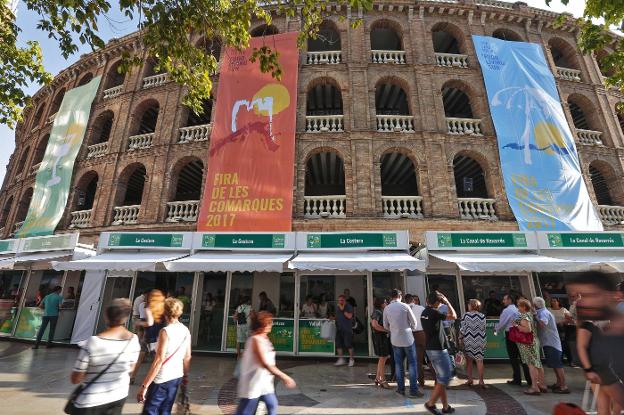 Estands en el exterior de la plaza de toros de Valencia en la pasada edición de la 'Fira de les Comarques'. 