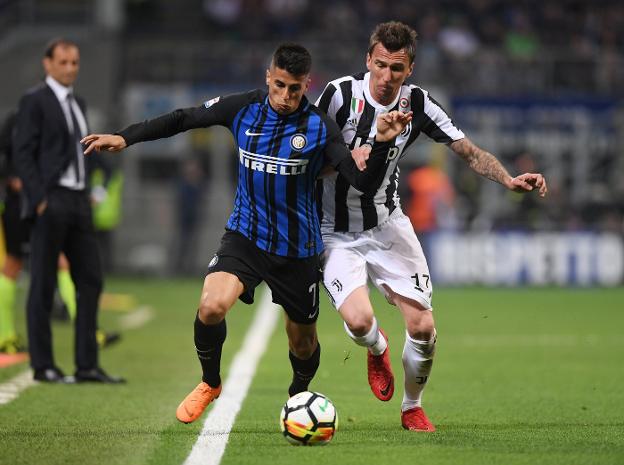 Cancelo y Mandzukic, durante el encuentro entre el Inter y la Juventus. 