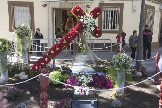 Cruz de la Junta de Fiestas de los Desamparados de Patraix, ganadora en la modalidad A.