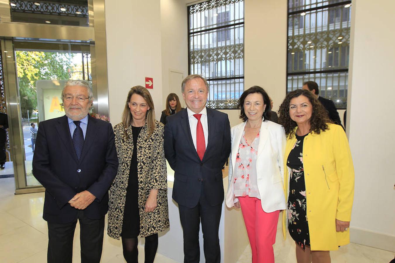 La Fundación Bancaja ha presentado este jueves la exposición 'Sorolla y la espiritualidad', que permite la exhibición de la obra del pintor valenciano 'Yo soy el pan de la vida' tras su reciente restauración dentro de la colaboración iniciada en 2015 con la familia Lladró, a cuya colección pictórica pertenece la obra. Buena parte de la sociedad valenciana acudió la noche del jueves a la inauguración de la muestra, que puede visitarse del 4 de mayo hasta el 2 de septiembre en la sede de la Fundación Bancaja en Valencia (plaza de Tetúan, 23) con entrada gratuita de lunes a viernes de 10 a 14 y de 17 a 21 horas. 