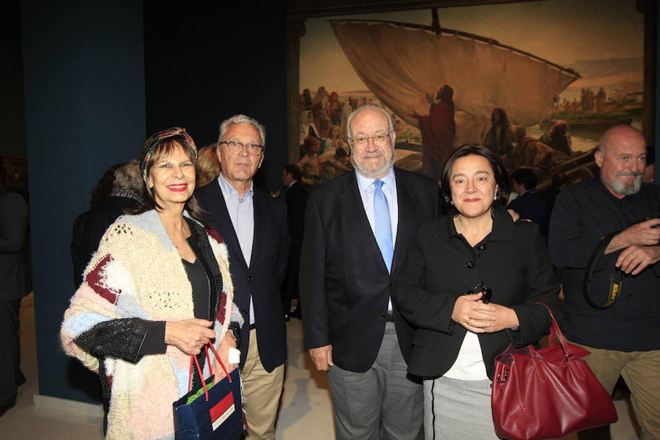 La Fundación Bancaja ha presentado este jueves la exposición 'Sorolla y la espiritualidad', que permite la exhibición de la obra del pintor valenciano 'Yo soy el pan de la vida' tras su reciente restauración dentro de la colaboración iniciada en 2015 con la familia Lladró, a cuya colección pictórica pertenece la obra. Buena parte de la sociedad valenciana acudió la noche del jueves a la inauguración de la muestra, que puede visitarse del 4 de mayo hasta el 2 de septiembre en la sede de la Fundación Bancaja en Valencia (plaza de Tetúan, 23) con entrada gratuita de lunes a viernes de 10 a 14 y de 17 a 21 horas. 