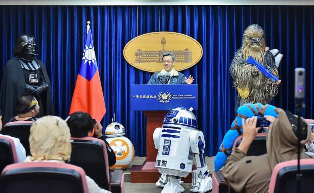 Imagen principal - Celebraciones del Día Mundial de 'Star Wars' en Taipei y Berlín.