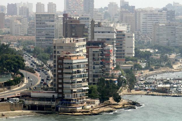 Edificios junto al mar en la Albufereta de Alicante. 