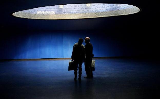 Dos personas observan el memorial de las víctimas del 11-M.