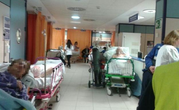 Enfermos instalados en los pasillos del servicio de Urgencias del hospital de Cruces (Vizcaya), por la saturacion del servicio.