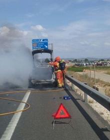 Imagen secundaria 2 - Los bomberos trabajan en la extinción del incendio en la A-7.