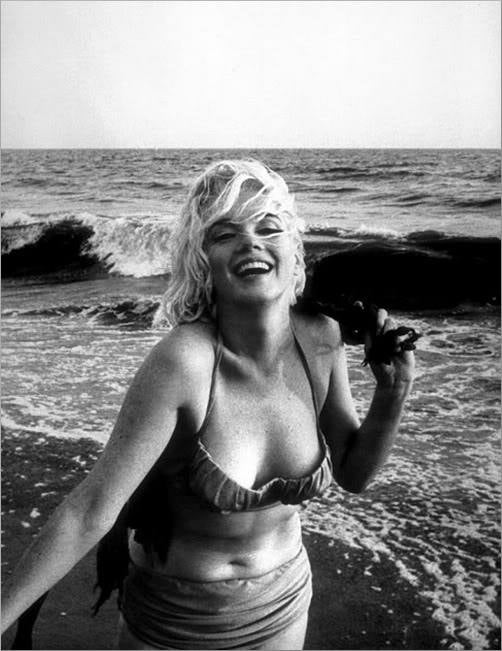 Marilyn Monroe en la playa de Santa Mnica, California (fotografa tomada por George Barris  el 13 de julio de  1962). 